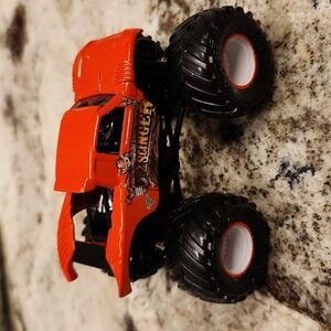 Gun Slinger Monster Jam Truck 1:64 scale die cast car 4x4